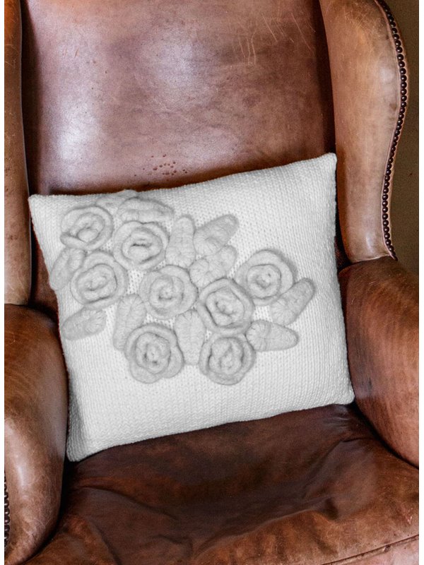 Lana Grossa KISSENHÜLLE GLATT RECHTS MIT HÄKELBLÜTEN Mille II/Feltro