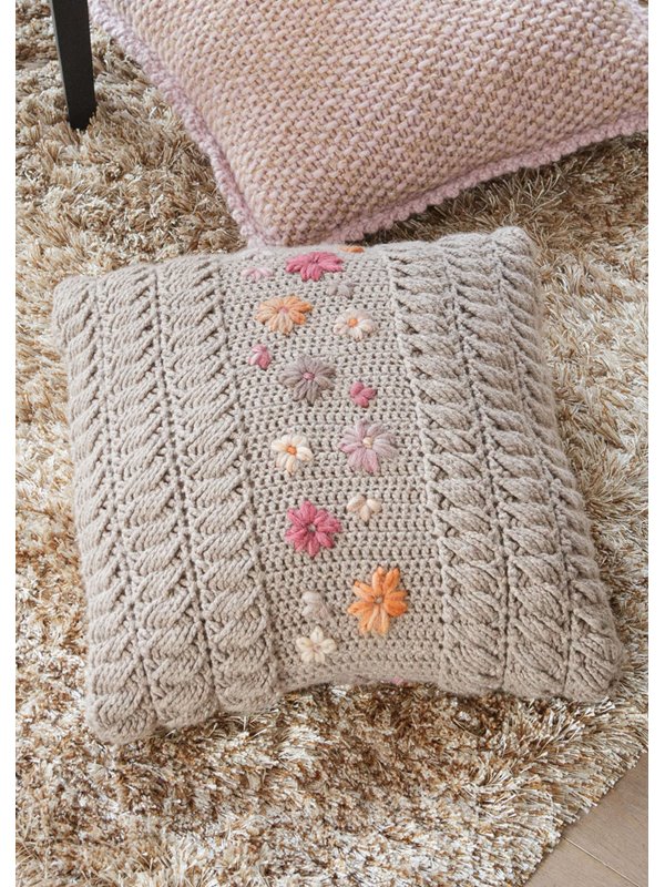 Lana Grossa HÄKEL-KISSENHÜLLE MIT ZOPF-RELIEFMUSTER UND BLÜTENSTICKEREI Alta Moda Cashmere 16/Lei Tweed Color