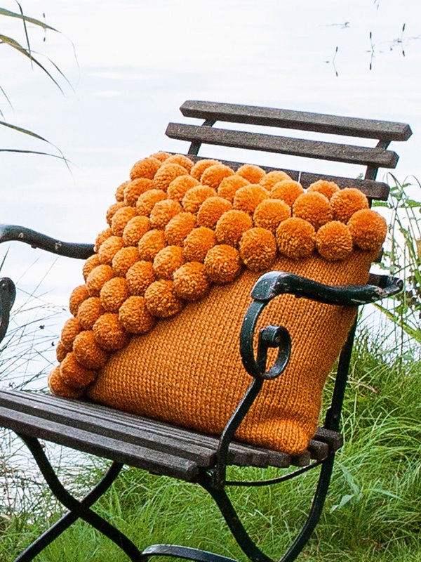 Lana Grossa KISSENHÜLLE GLATT RECHTS MIT POMPONS Feltro