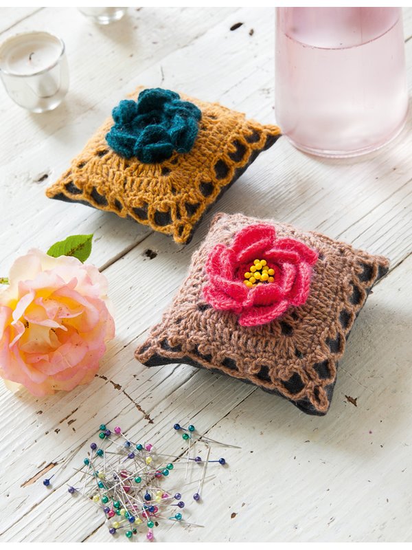 Lana Grossa NADELKISSEN MIT HÄKELBLÜTEN Ecopuno