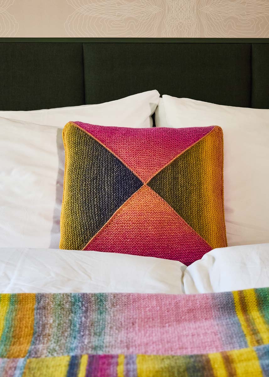 KISSENHÜLLE AUS DREIECKEN KRAUS RECHTS Gomitolo Versione von Lana Grossa