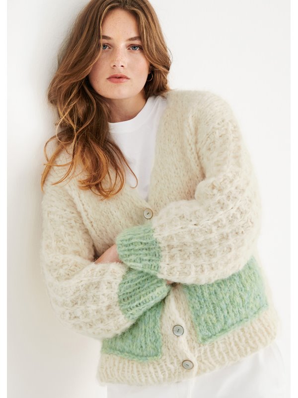 Lana Grossa CARDIGAN GLATT RECHTS MIT AUFGESETZTEN TASCHEN Lala Berlin Furry